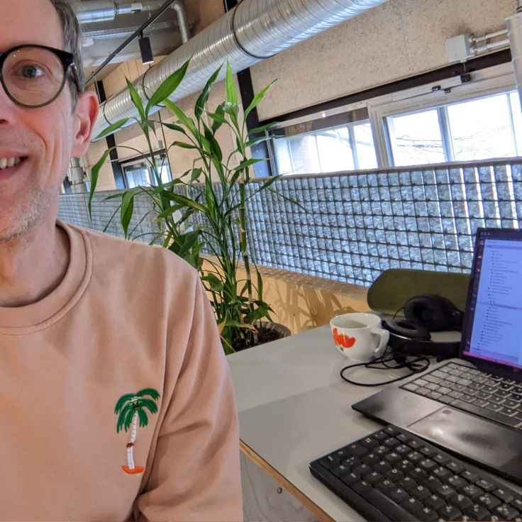 Ingo with a laptop in a coworking space